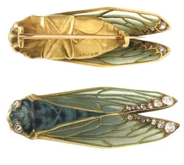 Front and back views of René Lalique’s cicada-shaped brooch in gold and green enamel, circa 1902.